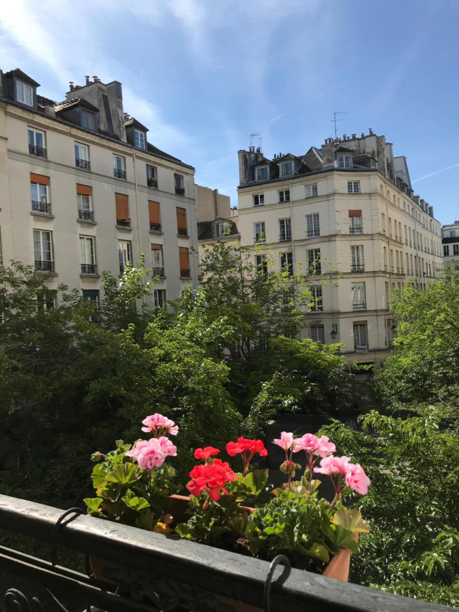 Apartment En Plein Coeur Du Marais Paris